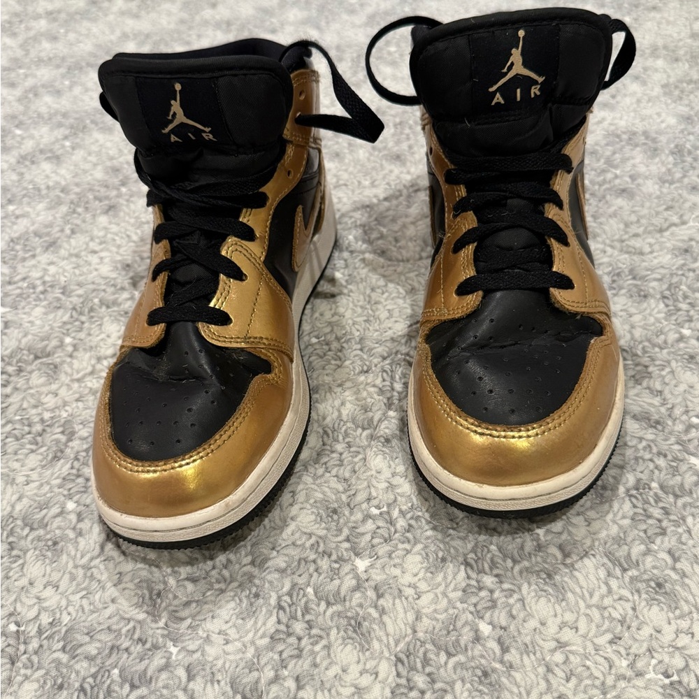Nike Kids Sneakers Black and Gold